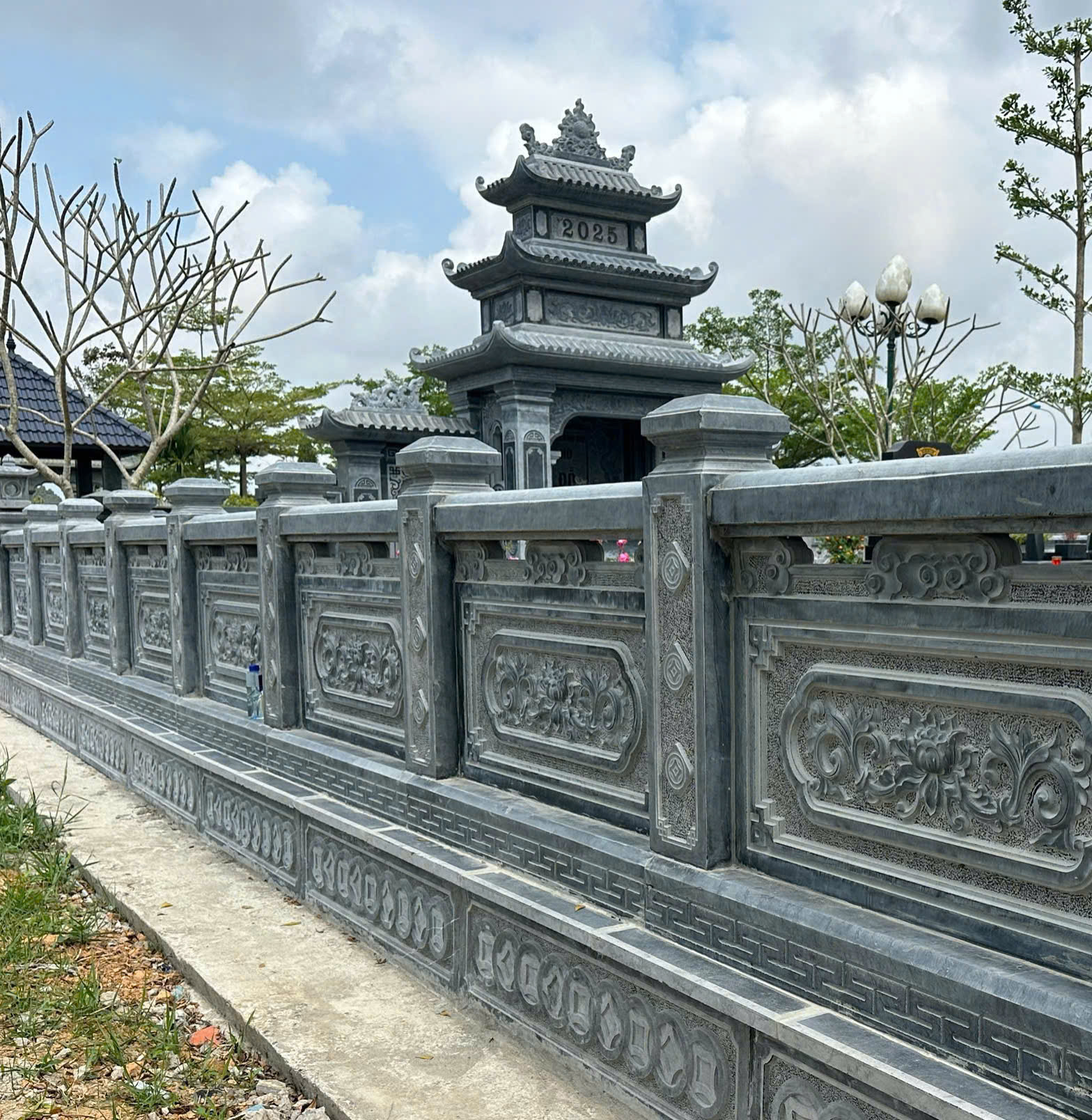 Thi Công Khu Lăng Mộ Tại Quảng Ninh Bằng Đá Xanh Thanh Hóa - Xưởng Huy Trạm Đá