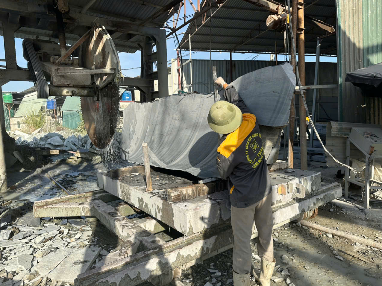 Giá Lăng Mộ Đá Phụ Thuộc Vào Chất Liệu Đá