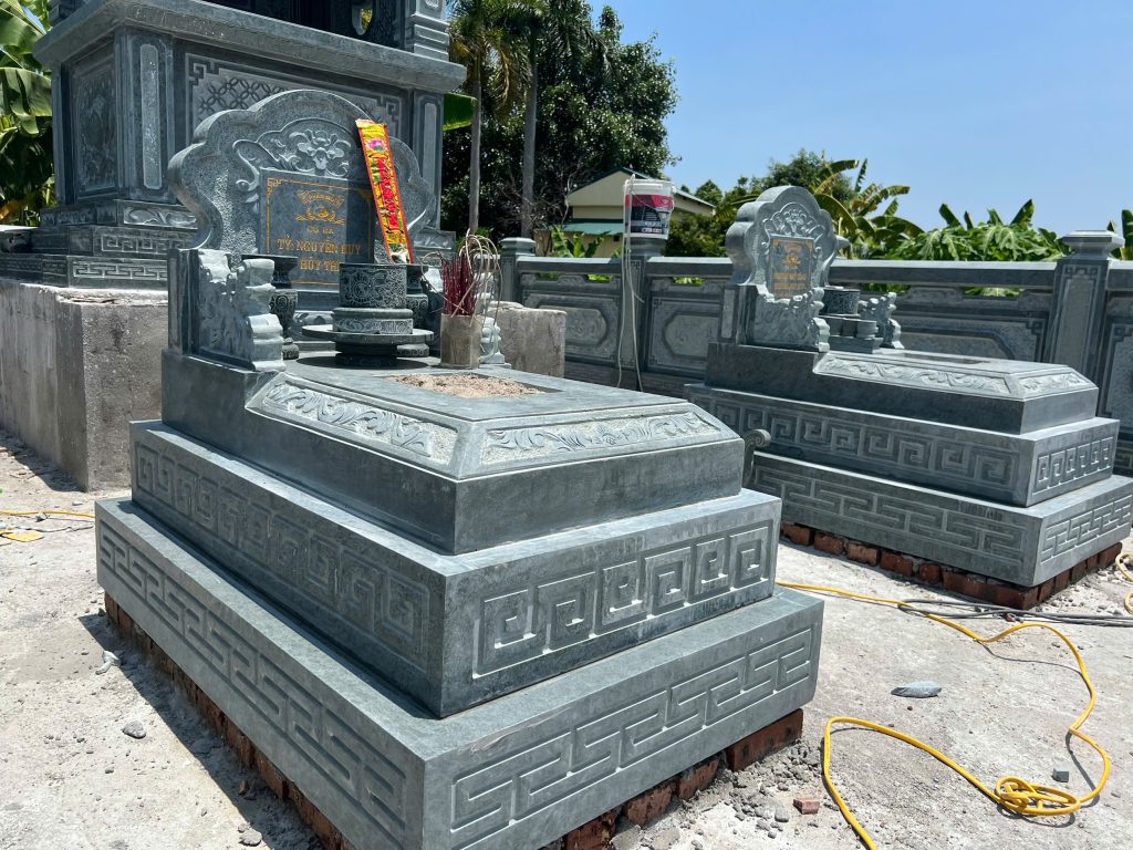 Mẫu Mộ Ngai Đá Nguyên Khối Tam Cấp MD065 - Mẫu Mộ Đá Xanh Rêu Nguyên Khối Đẹp