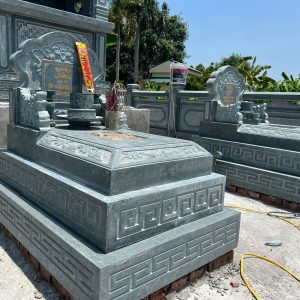 Mẫu Mộ Ngai Đá Nguyên Khối Tam Cấp MD065 - Mẫu Mộ Đá Xanh Rêu Nguyên Khối Đẹp