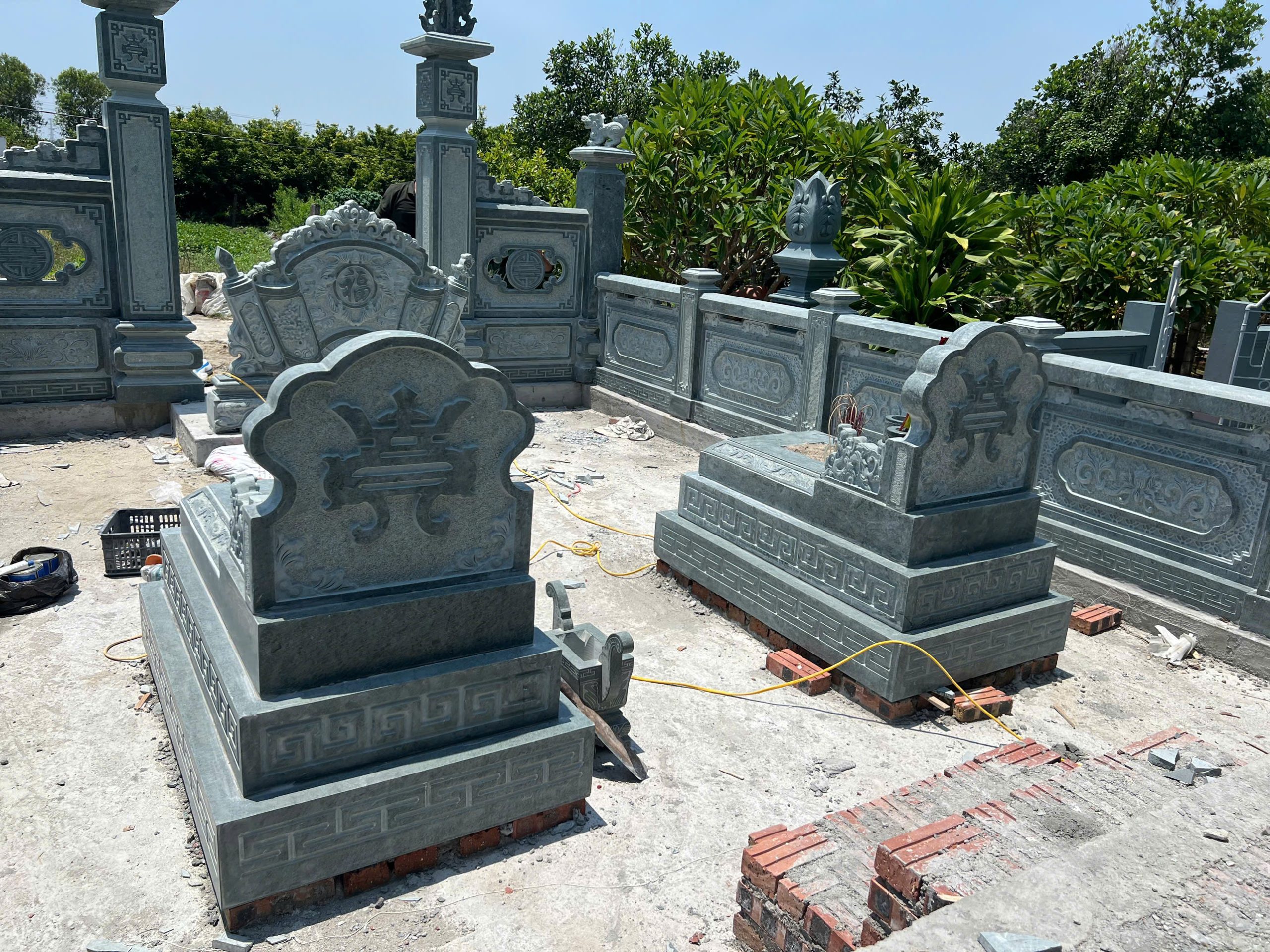 Mộ Ngai Đá Nguyên Khối Tam Cấp MD065 – Mộ Đá Nguyên Khối Xanh Rêu Thanh Hóa Chuẩn Kích Thước Phong Thủy Theo Yêu Cầu